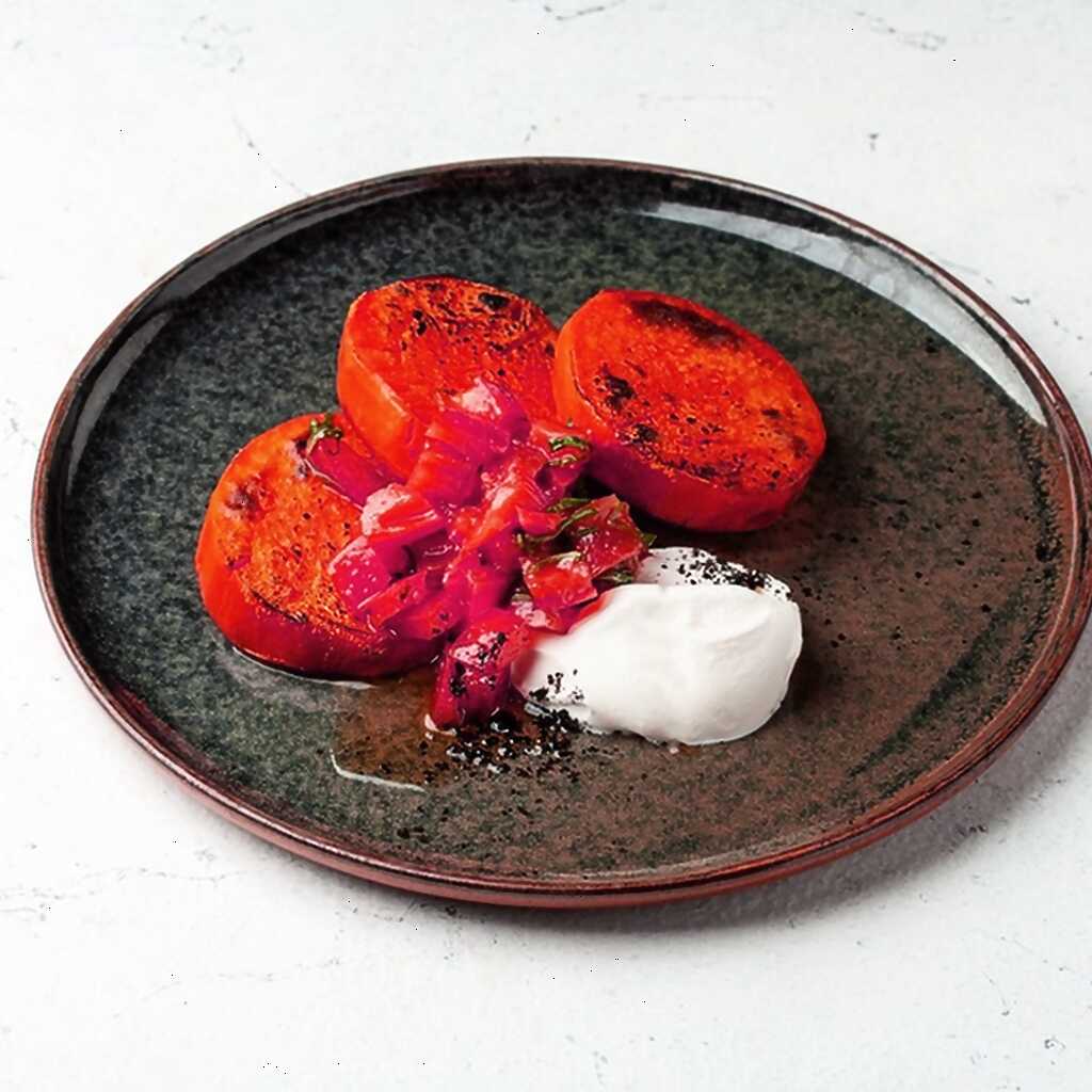 Batata-Pfannkuchen mit magerer saurer Sahne und Concasse-Tomaten