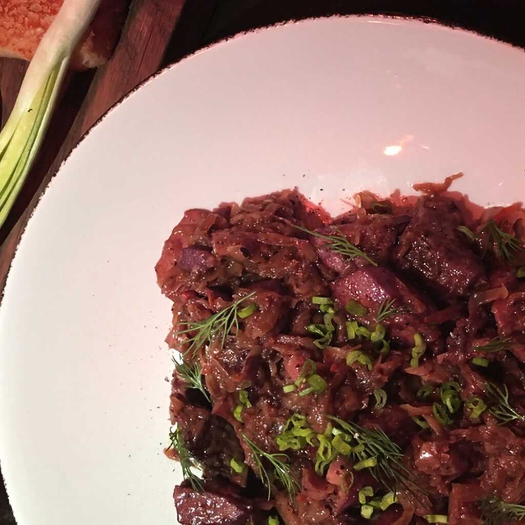 Bigos mit geräuchertem Fleisch