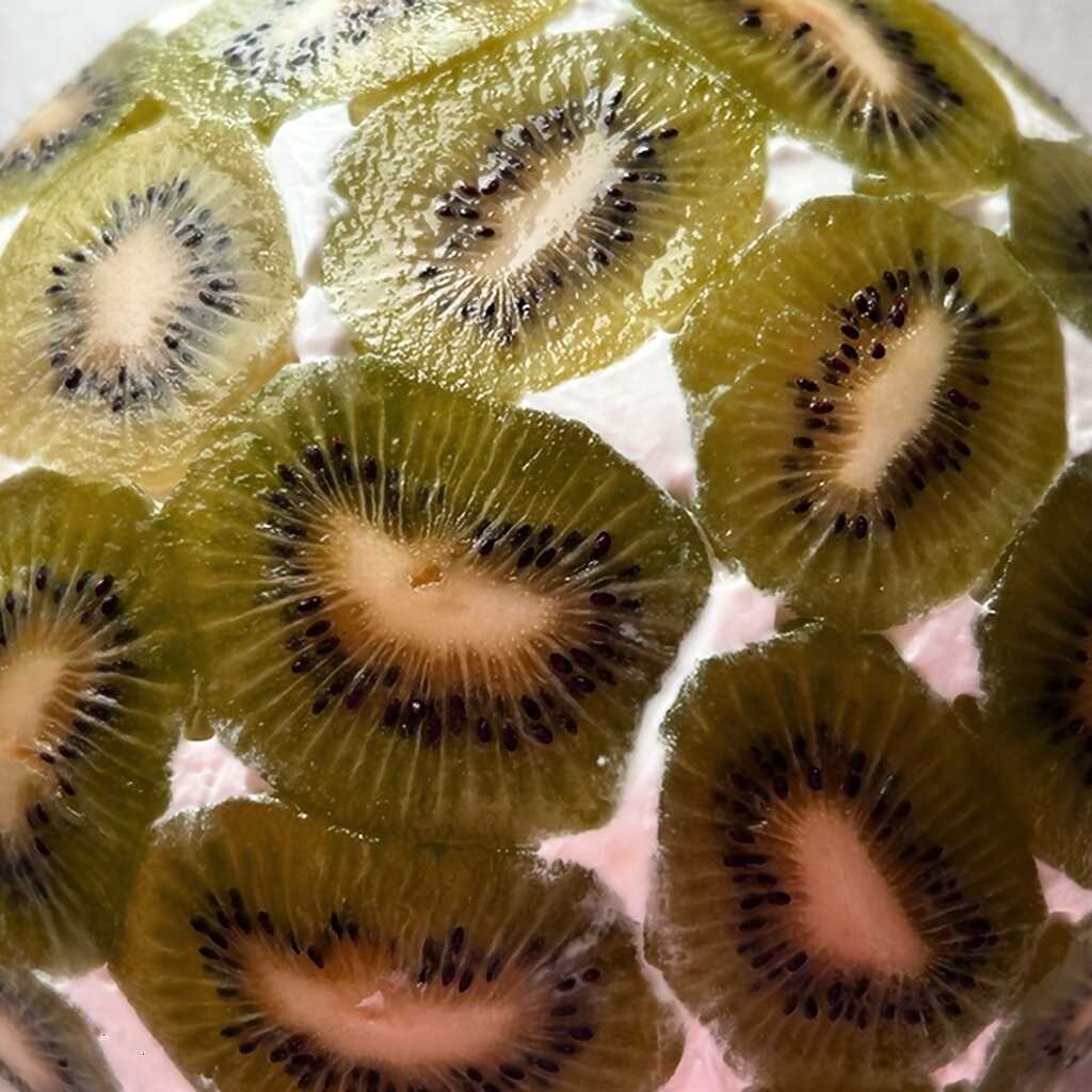 Biskuitkuchen mit Kiwi