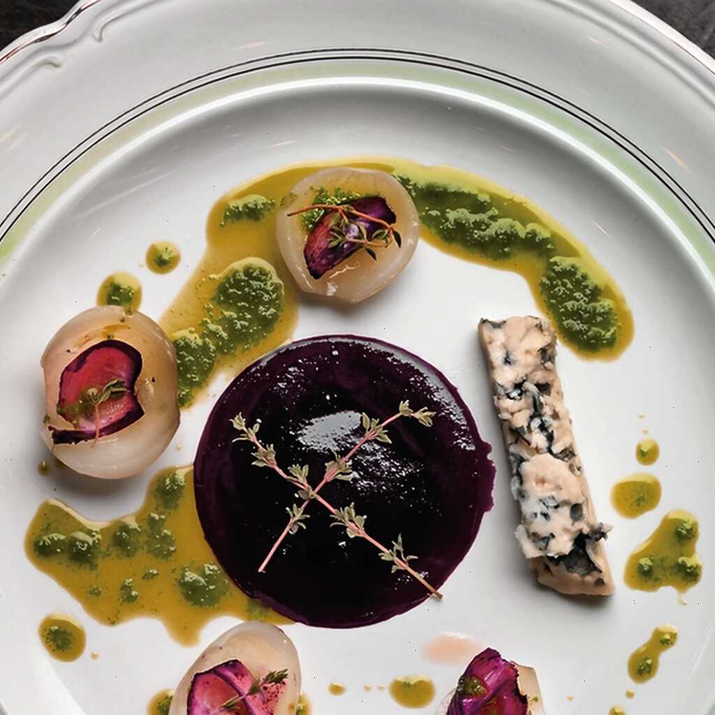 Blauschimmelkäse mit Zwiebeln und Blaubeersauce