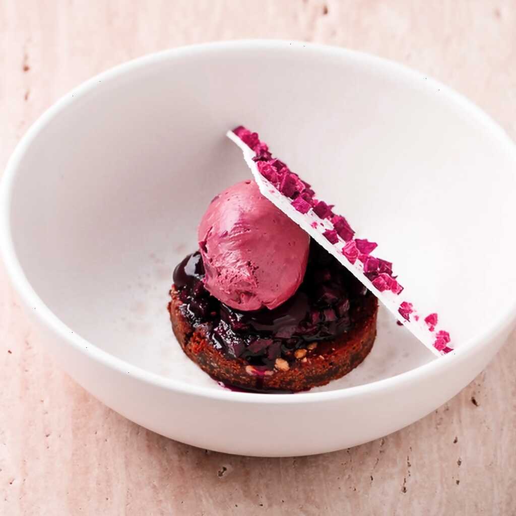 Brownies mit Schokoladen-Rote-Bete-Ganache und schwarzer Johannisbeersauce