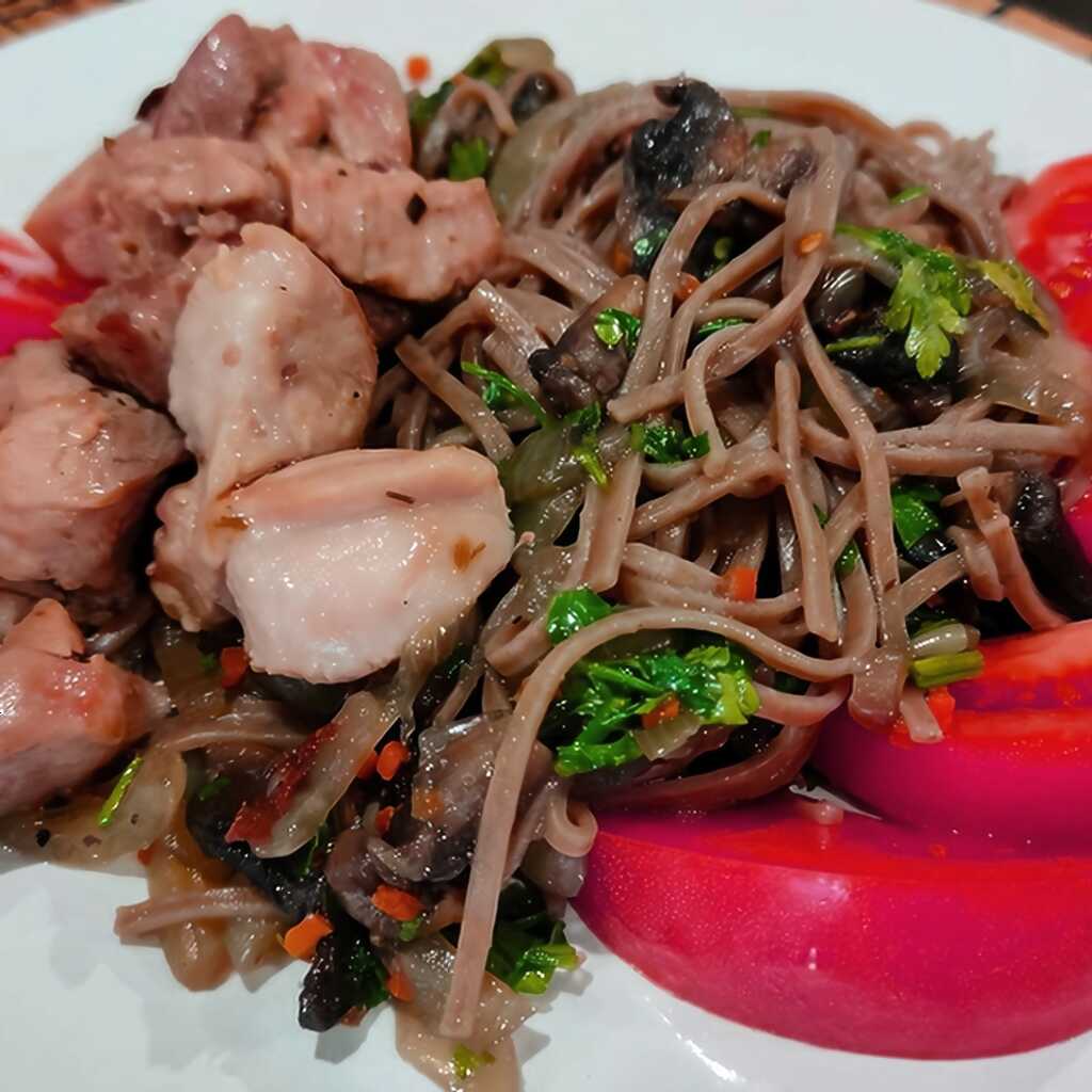Buchweizennudeln (Soba) mit Champignons, Zwiebeln und Putenfleisch