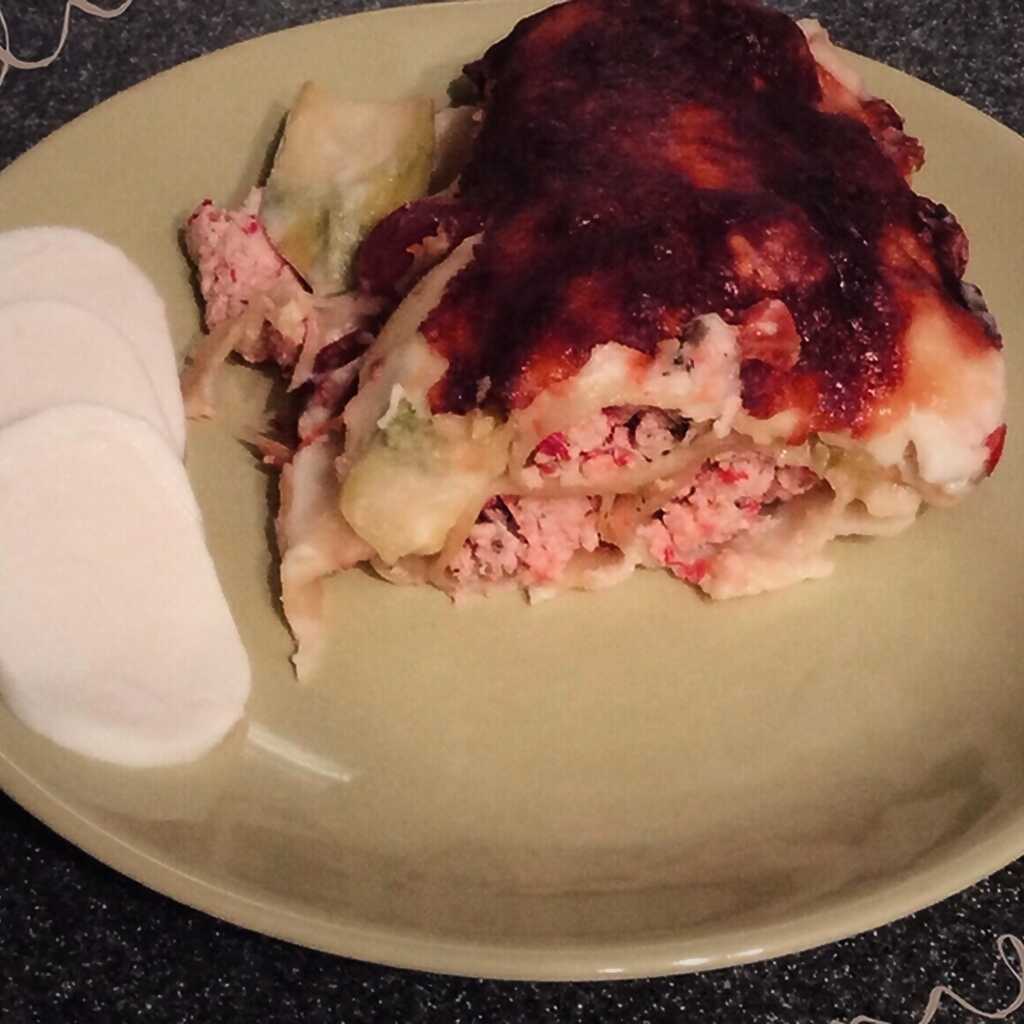Cannelloni gefüllt mit Huhn und Paprika, mit Zucchini und Tomaten