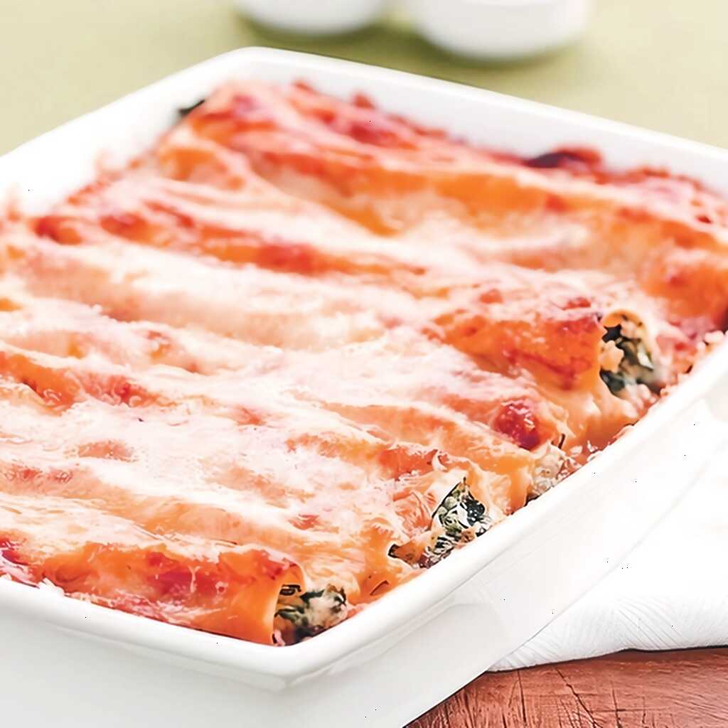 Cannelloni Nudeln mit Gemüse mit Käse und Bechamelsauce