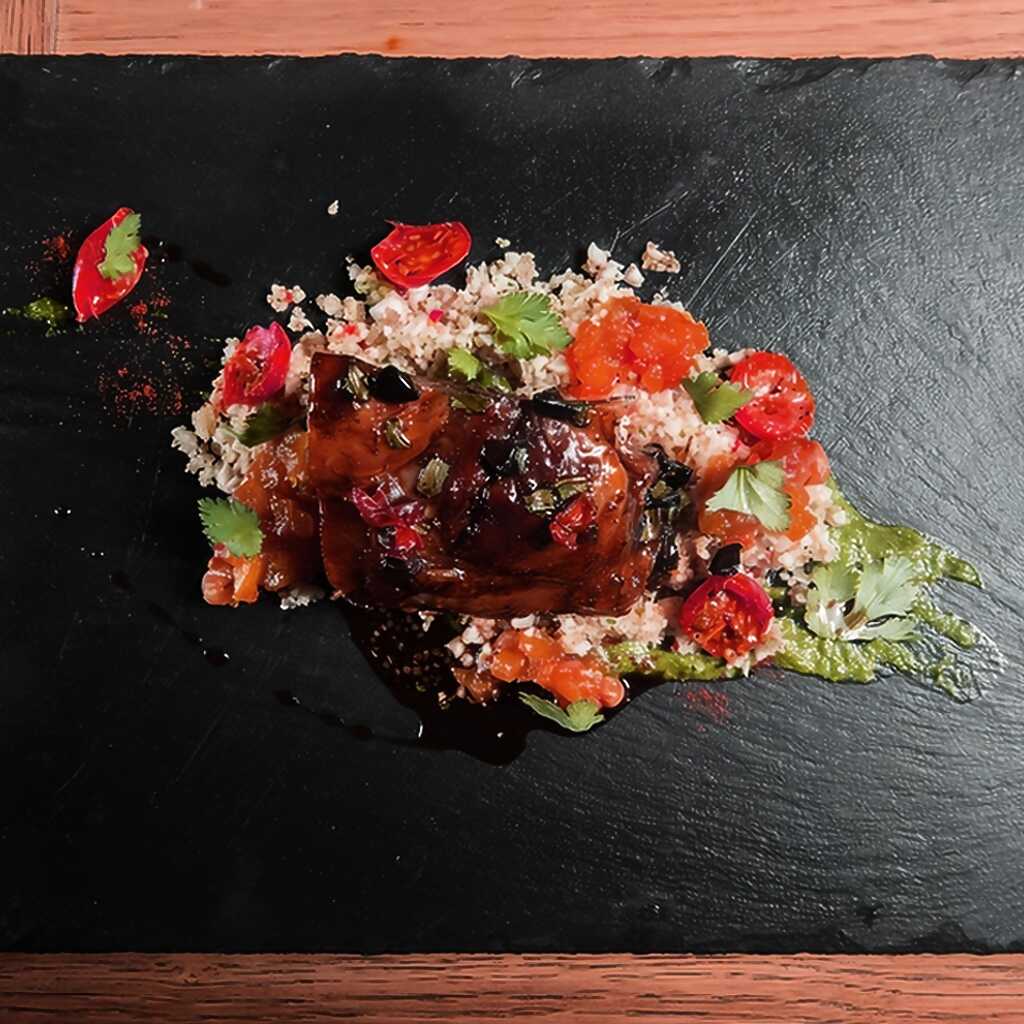 Couscous mit Lammfleisch und Birnenchutney