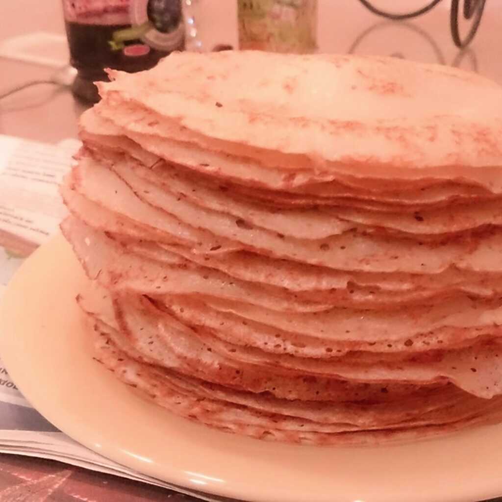 Dünne Pfannkuchen auf Kefir