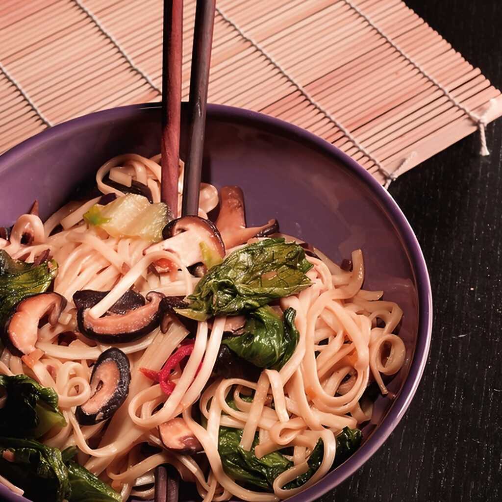 Eier-Weizen-Nudeln mit Shiitake-Pilzen, Miso und gebratenem Salat