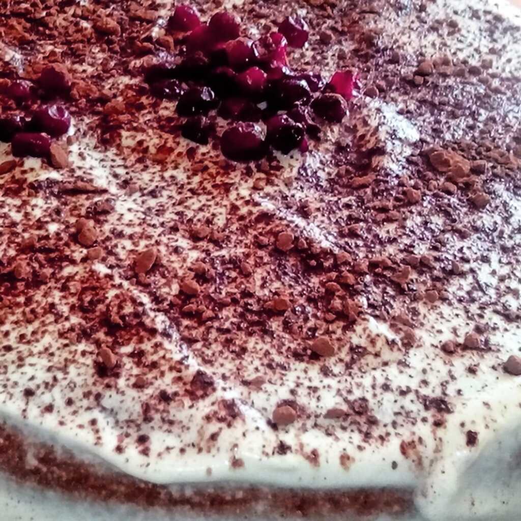 Einfacher Schokoladenkuchen auf saurer Milch mit Bananen