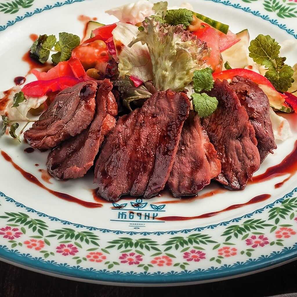 Entenbrust mit Salatblättern und Gemüse