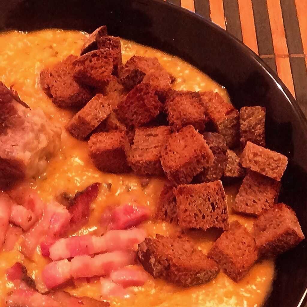 Erbsensuppe mit Rindfleisch und Speck