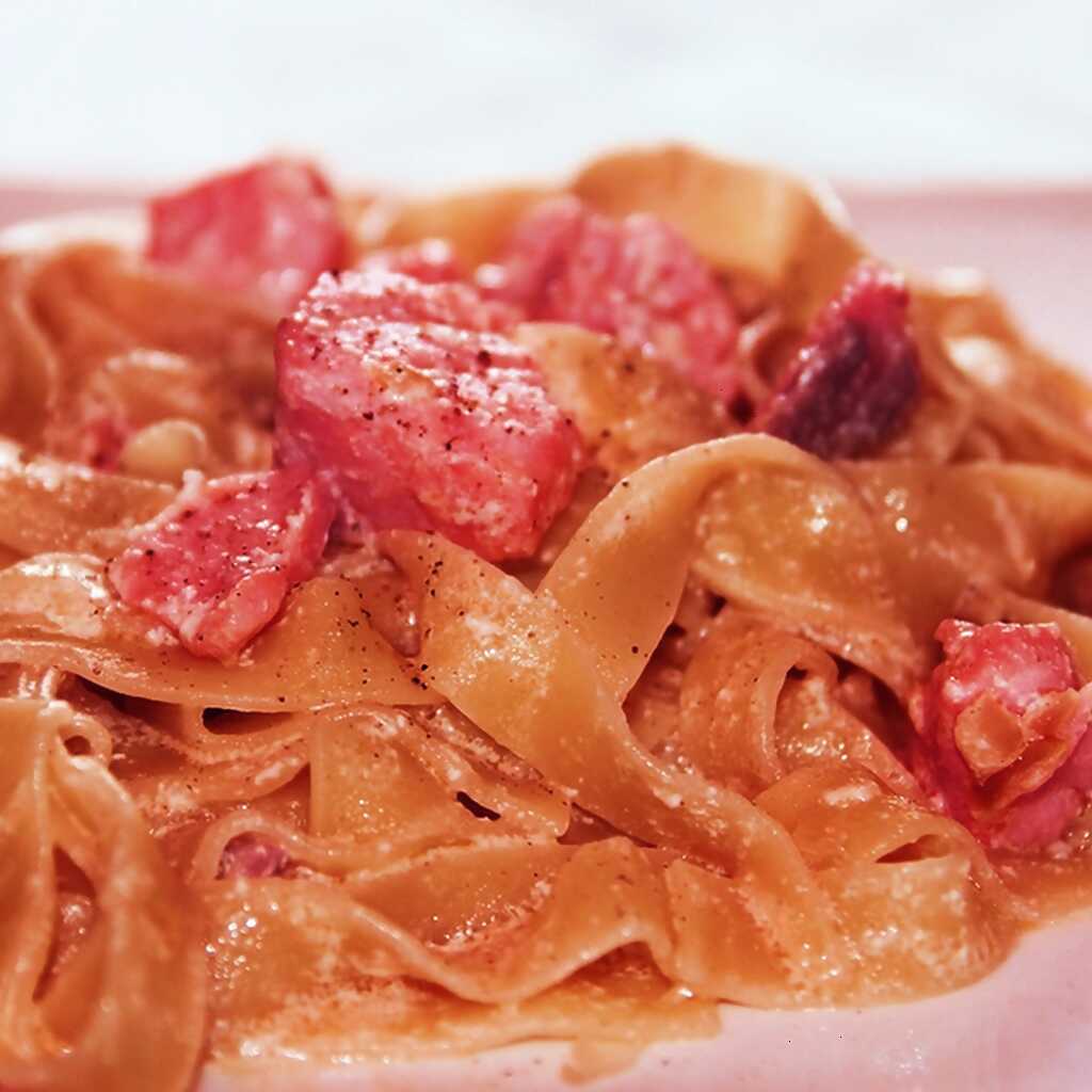 Fettuccini mit Krabben, Tomatenmark und grünen Zwiebeln