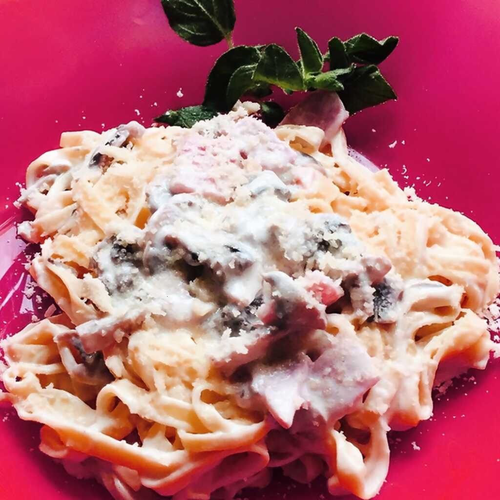 Fettuccini mit Schinken und Champignons in Sahnesauce