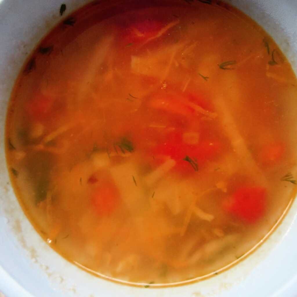 Frische Kohlsuppe für eine schnelle Mahlzeit