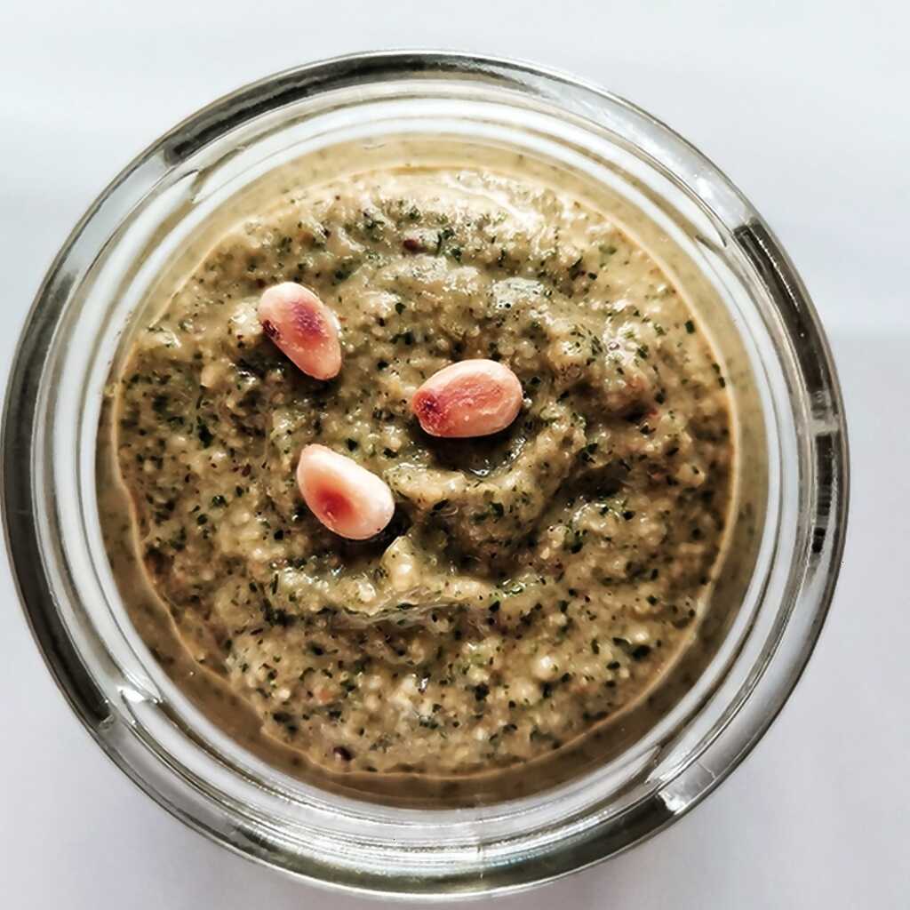 Frisches Kräuterpesto mit aromatischen Gewürzen