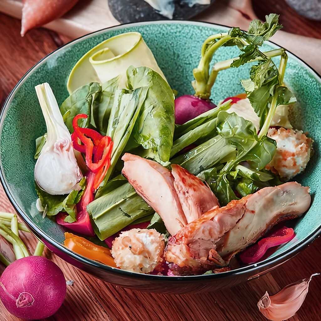 Frühlingssalat mit Tomaten, Blauschimmelkäse und Radieschen