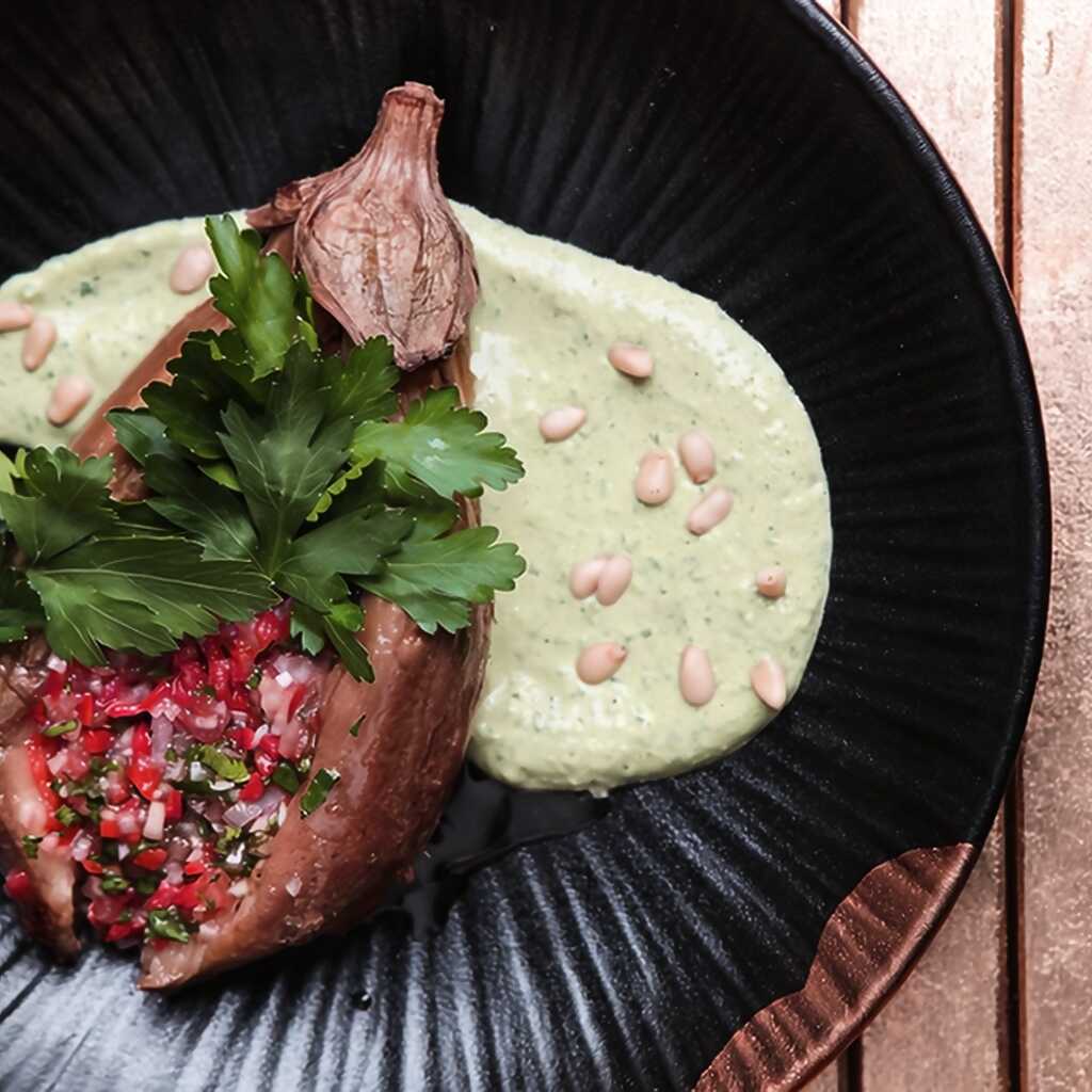 Gebackene Aubergine mit Tomatensalsa und grüner Tehina-Sauce