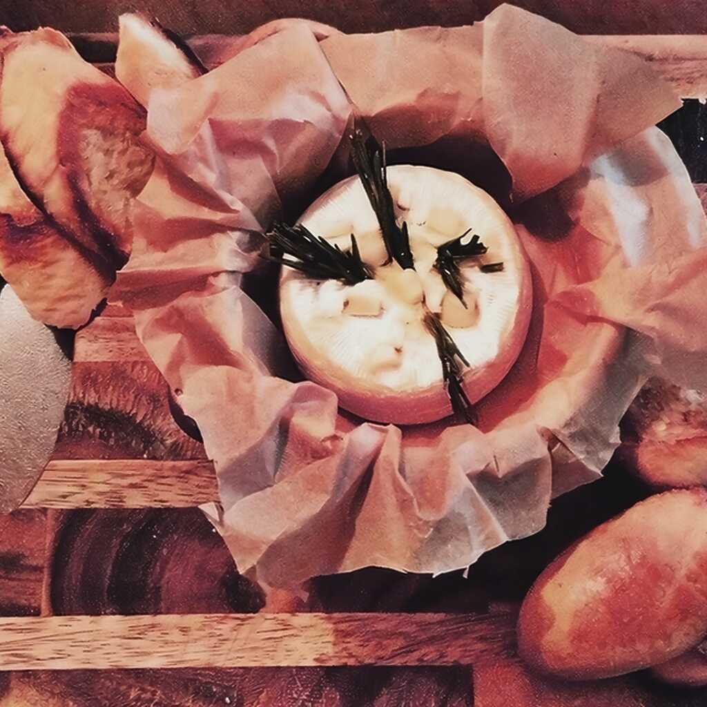 Gebackener Camembert mit Thymian, Knoblauch und Knoblauchbrot