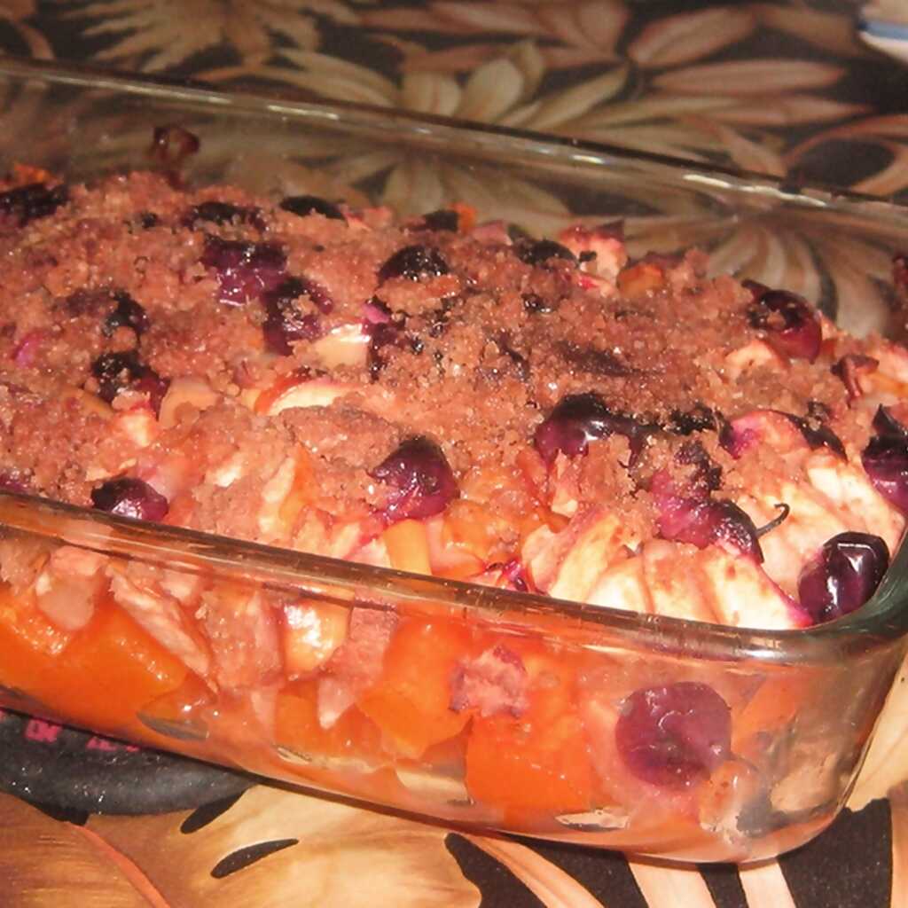 Gebackener Kürbis mit Äpfeln und Preiselbeeren