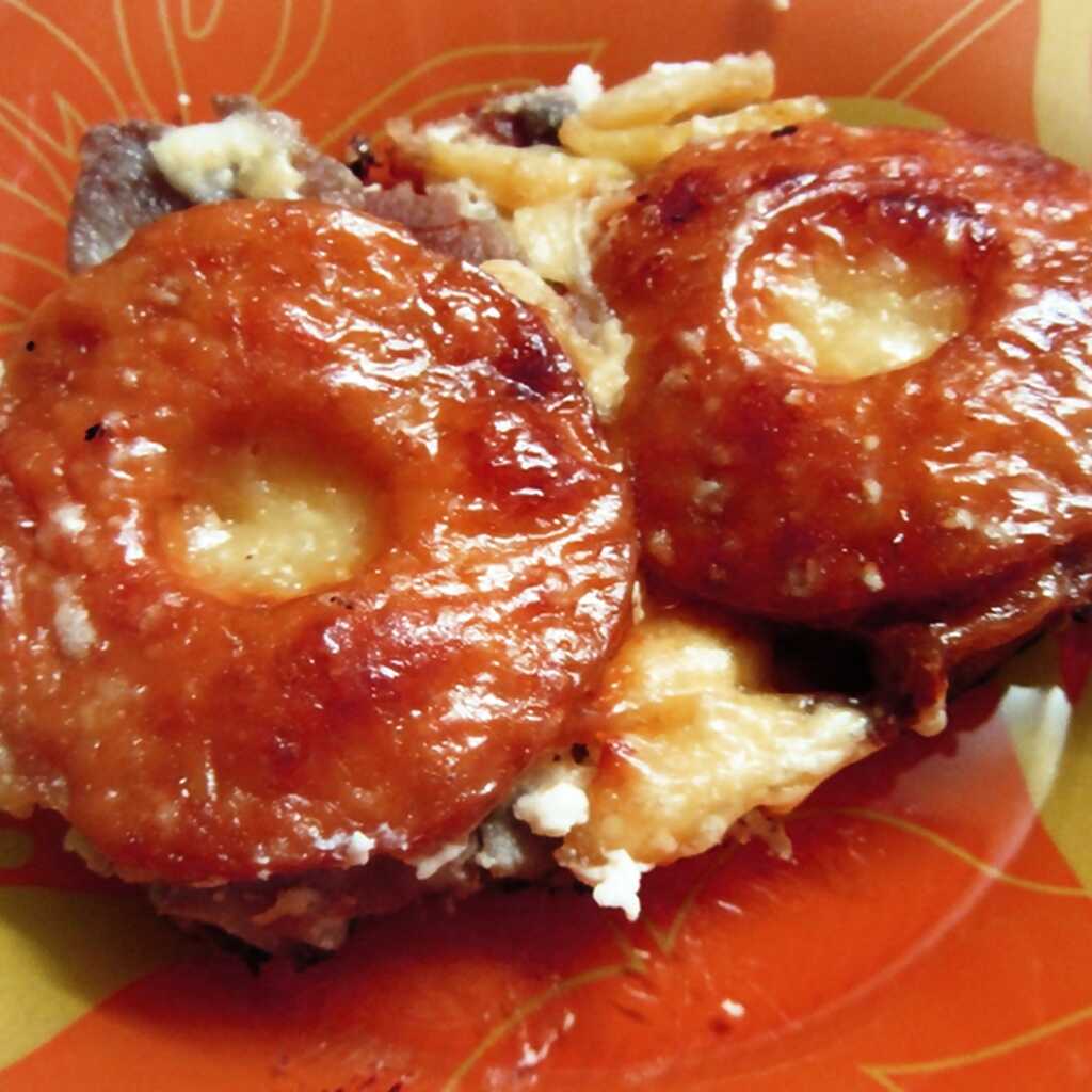 Gebackenes Schweinefleisch mit Ananas und Käse
