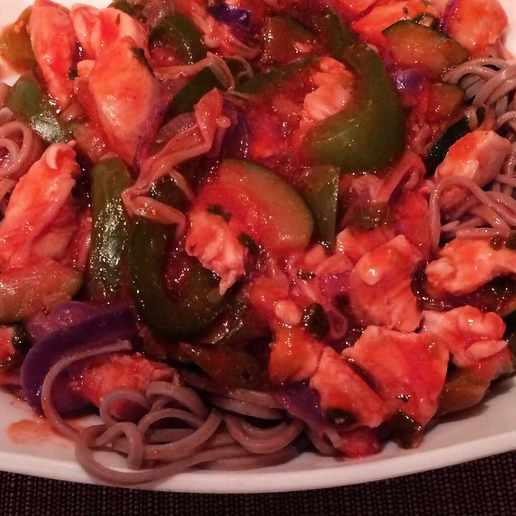 Gebratenes Hähnchen mit grünem Paprika, grünen Zwiebeln und Soba-Nudeln in Chilisauce