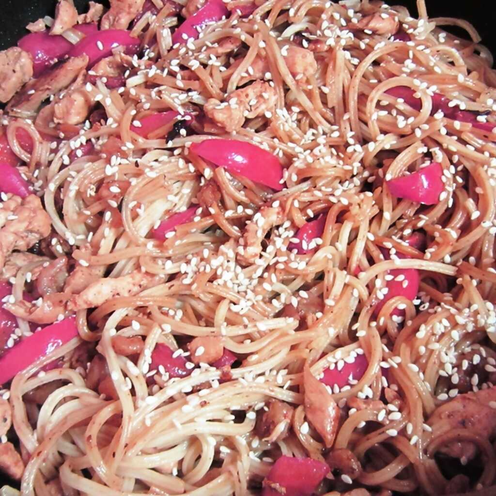 Gebratenes Huhn und Garnelen mit Soba-Nudeln und eingelegtem Ingwer