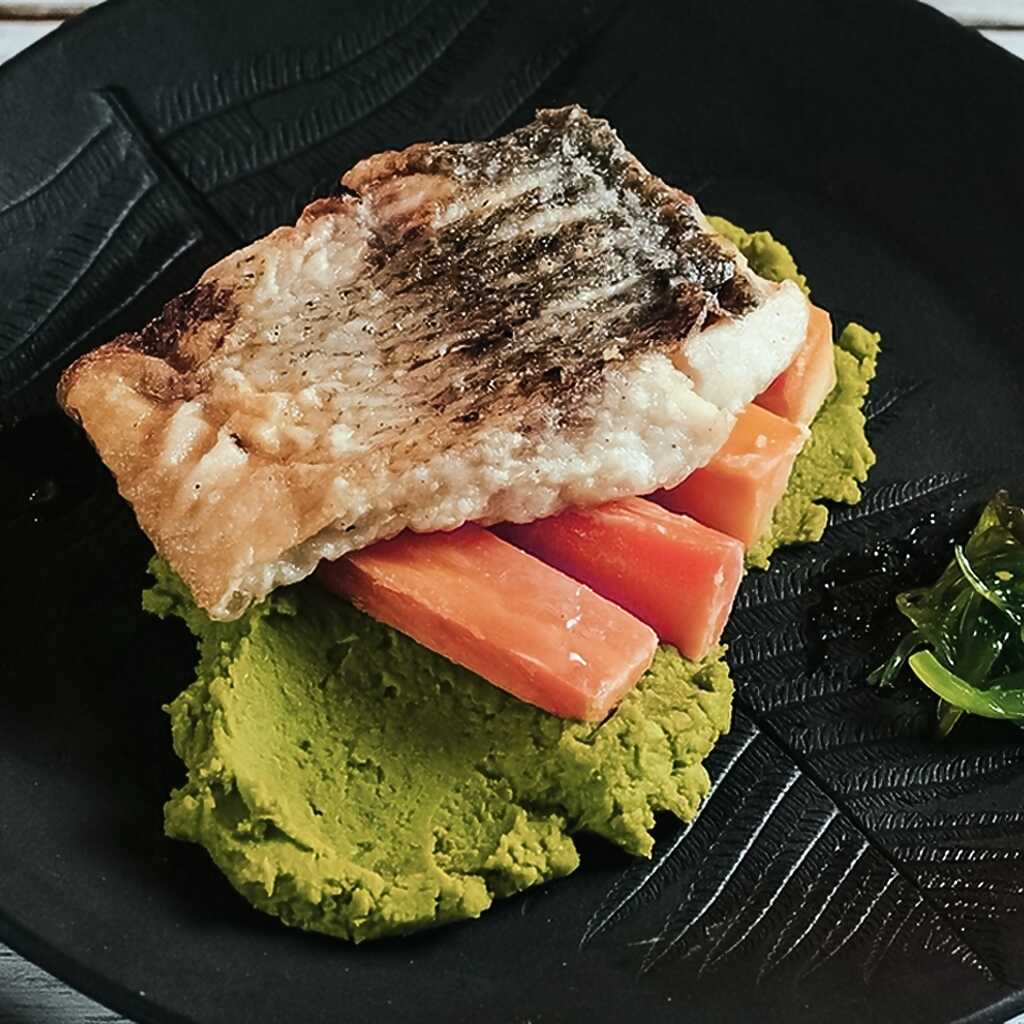 Gebratenes Käsesteak mit Erbsenpüree