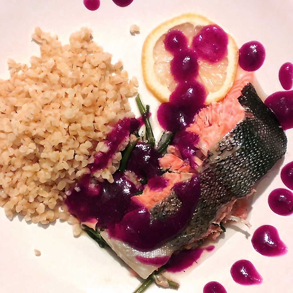 Gedämpfte Forelle mit Preiselbeersauce