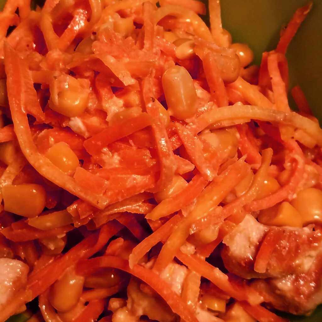 Geflügelsalat mit koreanischen Karotten und Mais