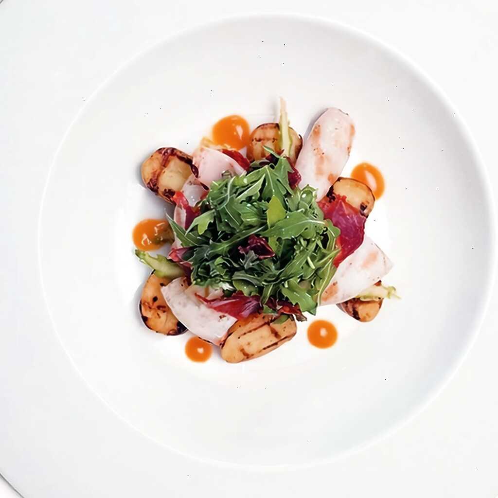Gegrillter Tintenfisch, junge Kartoffeln und Chorizo-Salat mit Rucola-Blättern und Passionsfruchtfleisch