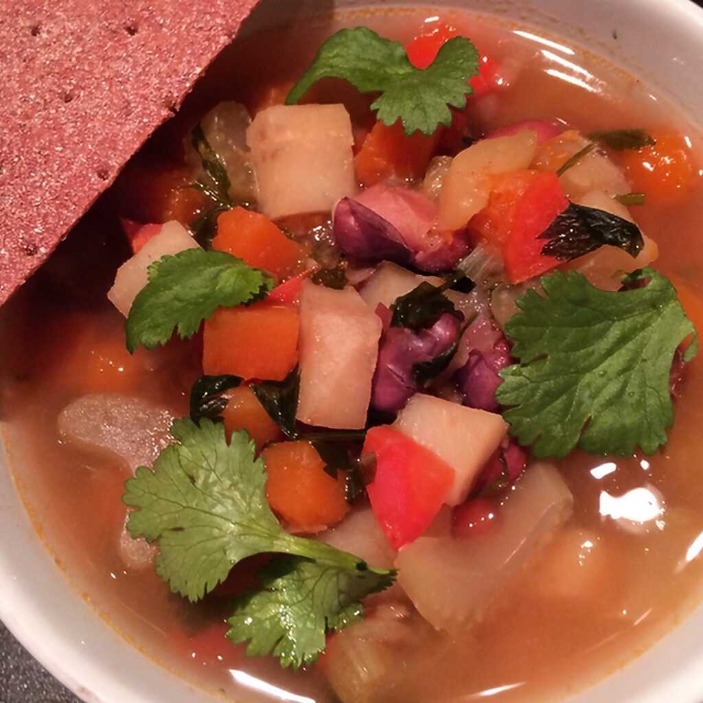 Gemüsesuppe mit roten Bohnen