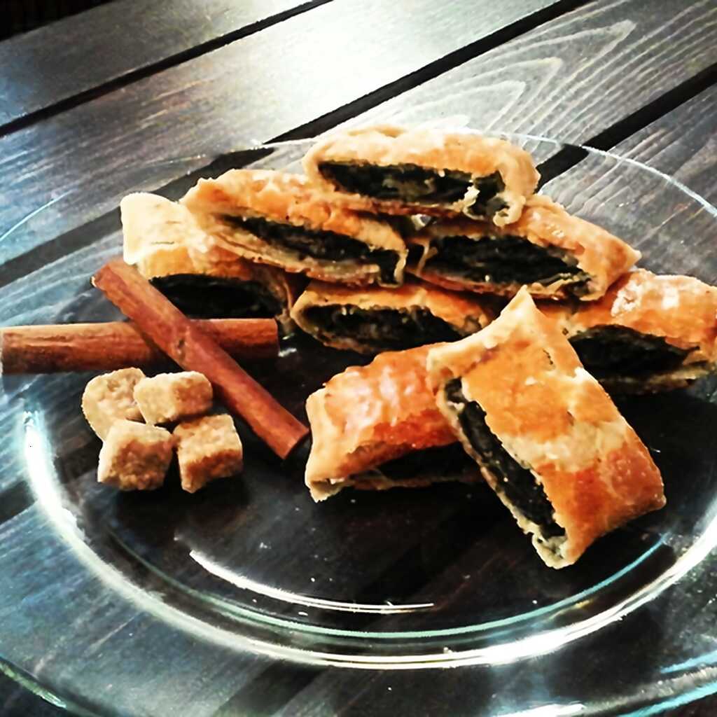 Geschichtetes Brötchen mit Mohnfüllung