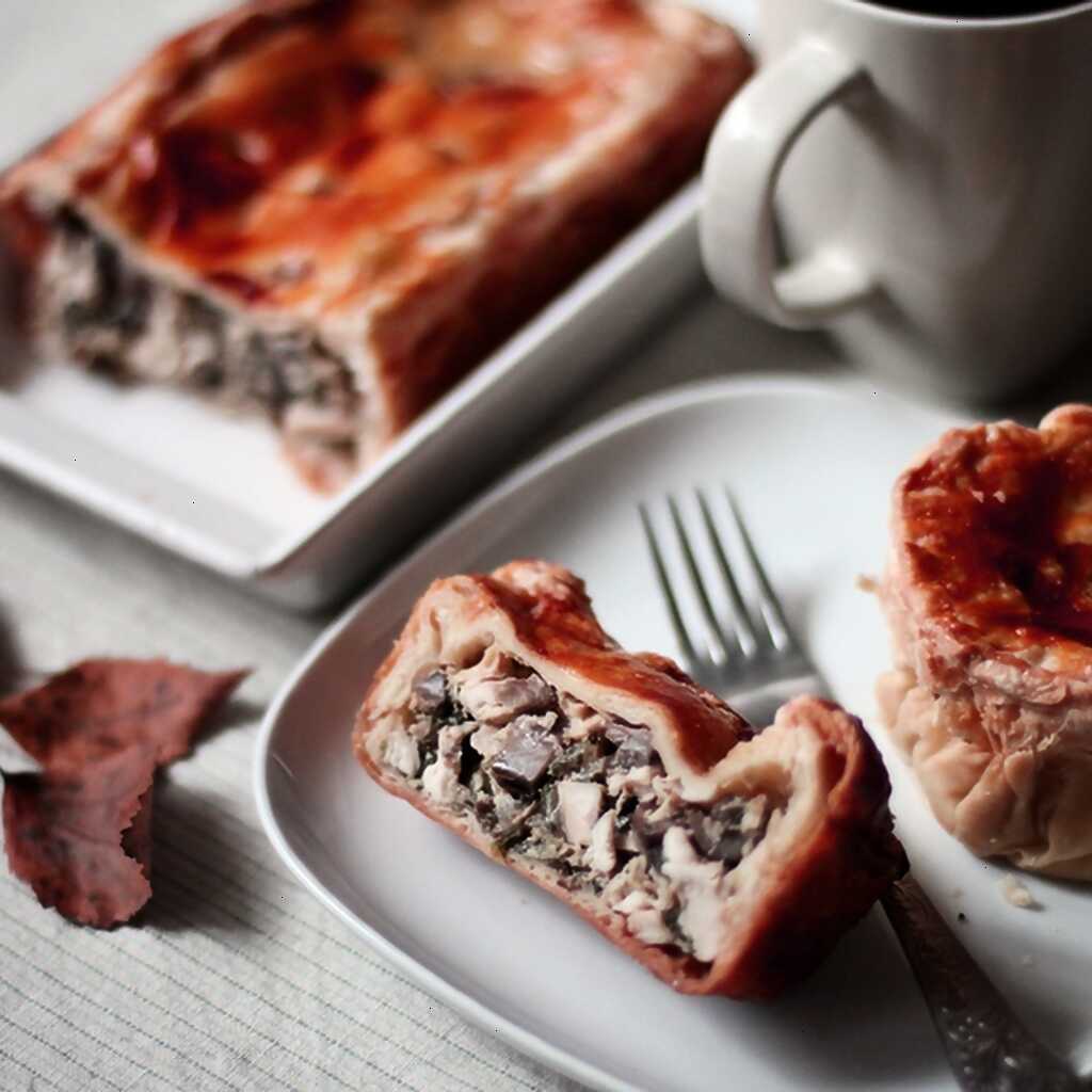 Geschlossener Kuchen mit Huhn und Pilzen