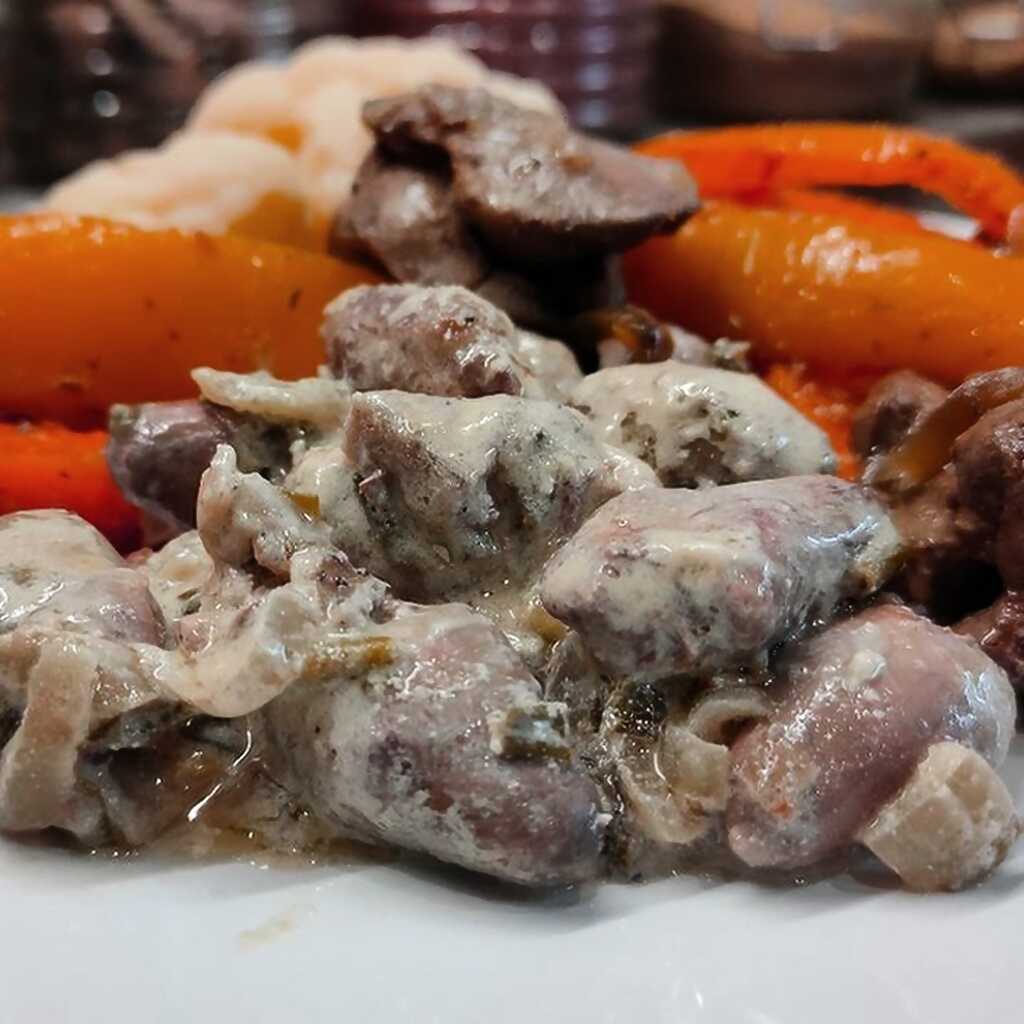 Geschmorte Hühnerherzen mit Gemüse in Sauerrahmsauce