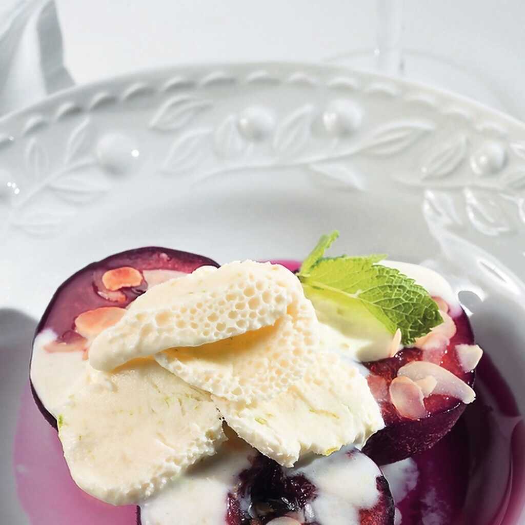 Glasierte Pflaumen mit Limonen-Sorbet