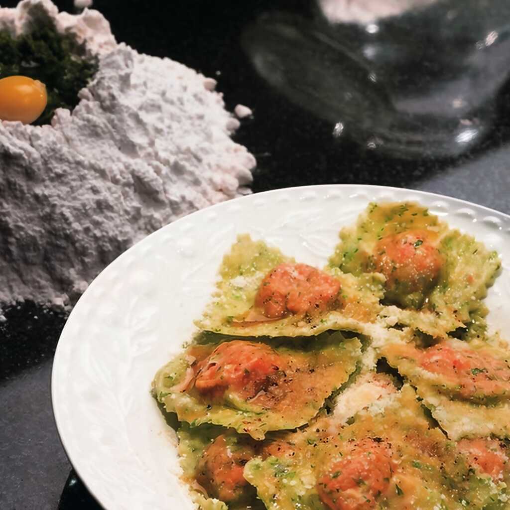 Grüne Ravioli mit Kürbis und Salbeisauce