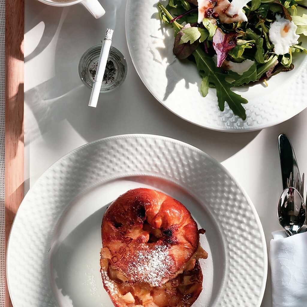 Grüner Salat mit Honigsauce und Ziegenkäse