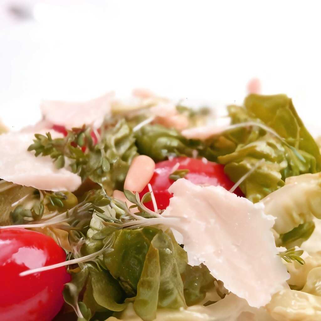 Grüner Salat mit Kirschtomaten und Pinienkernen