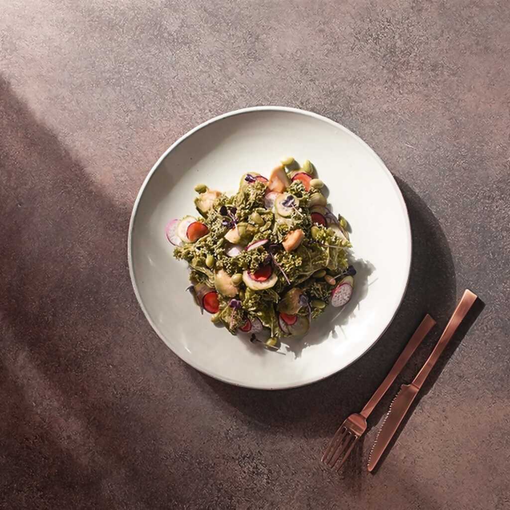 Grünkohlsalat mit Radieschen und Kokosnussdressing