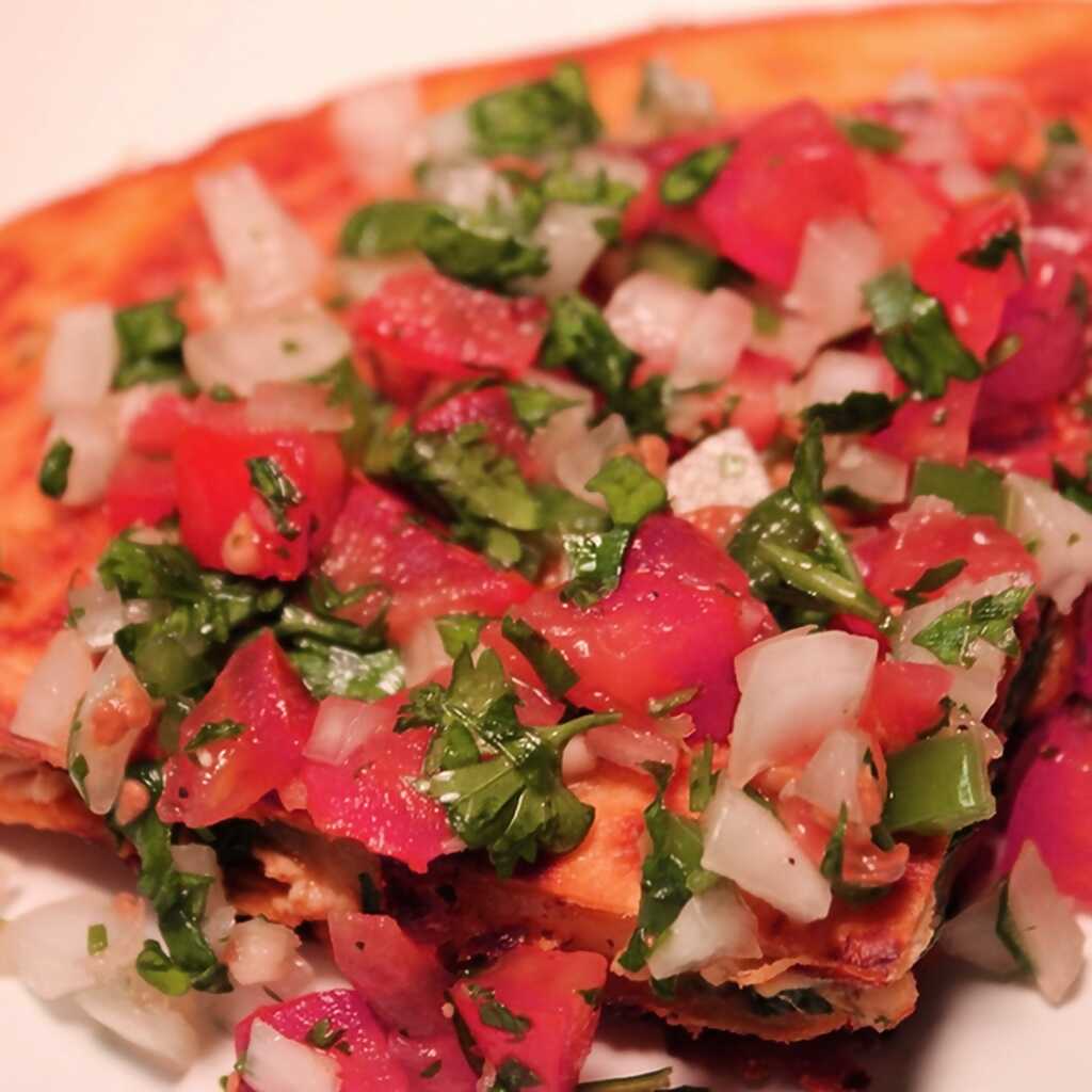 Hähnchen-Quesadilla mit Pico de Guayo