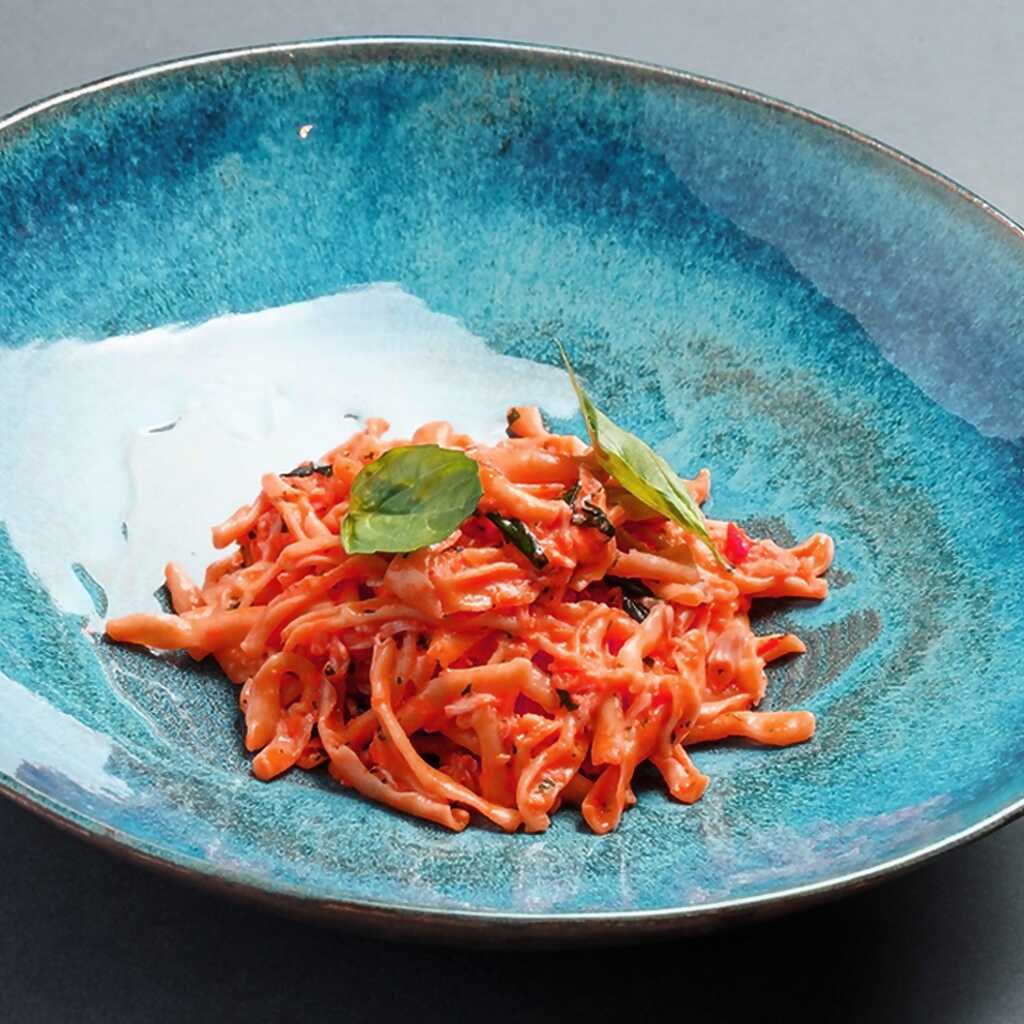 Hausgemachte Cicatelli-Nudeln mit Krabben und Tomaten-Sahne-Sauce