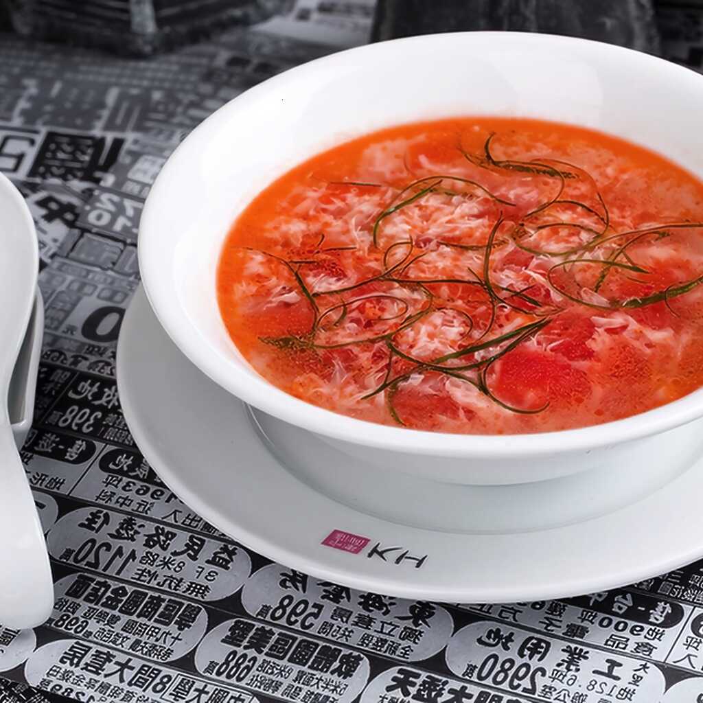 Hausgemachte Tomatensuppe mit geschlagenem Ei
