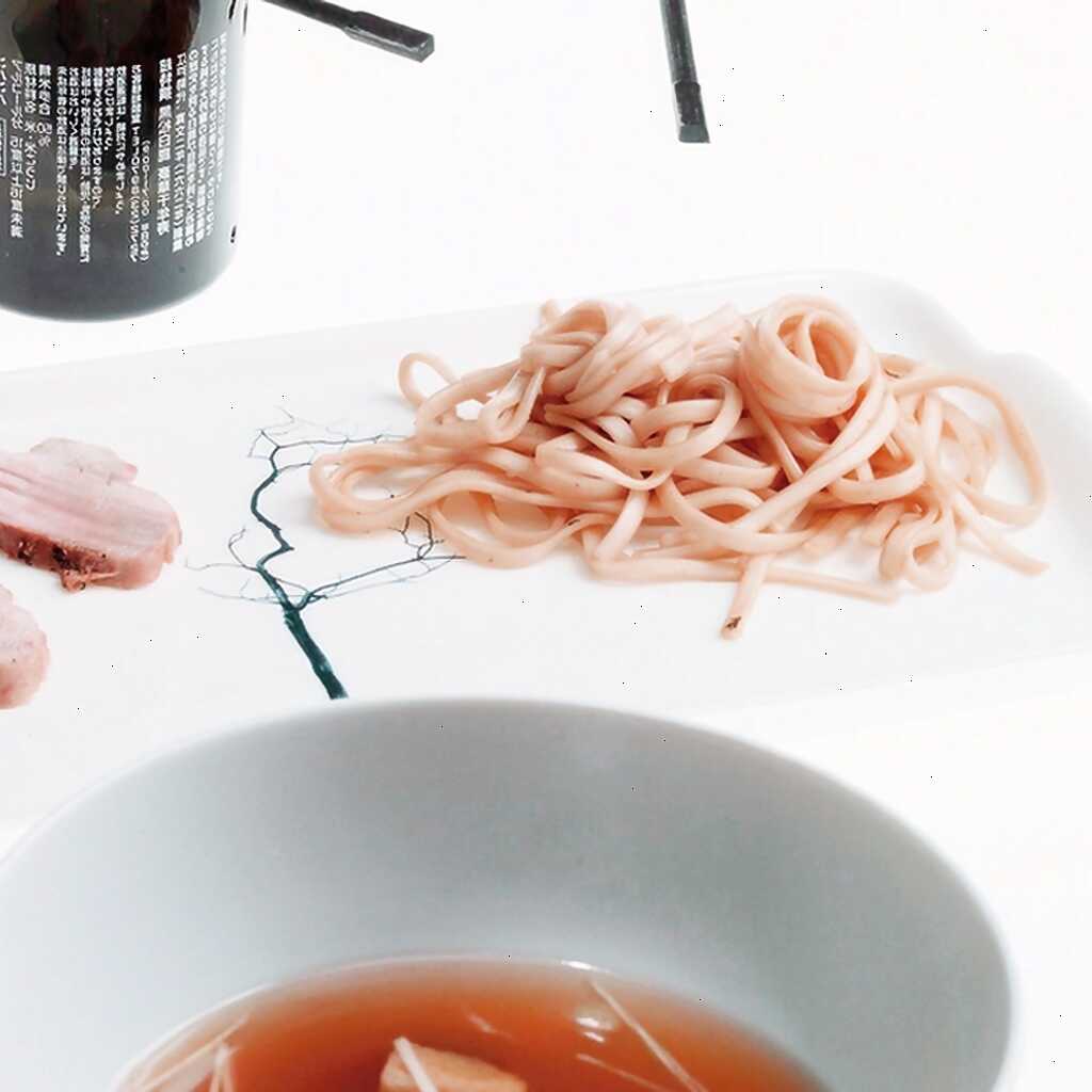 Honig-Schweinefleisch mit Ramen-Nudeln