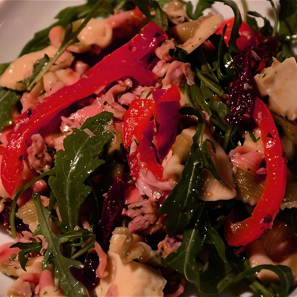 Italienischer Salat mit Nudeln, Thunfisch und sonnengetrockneten Tomaten