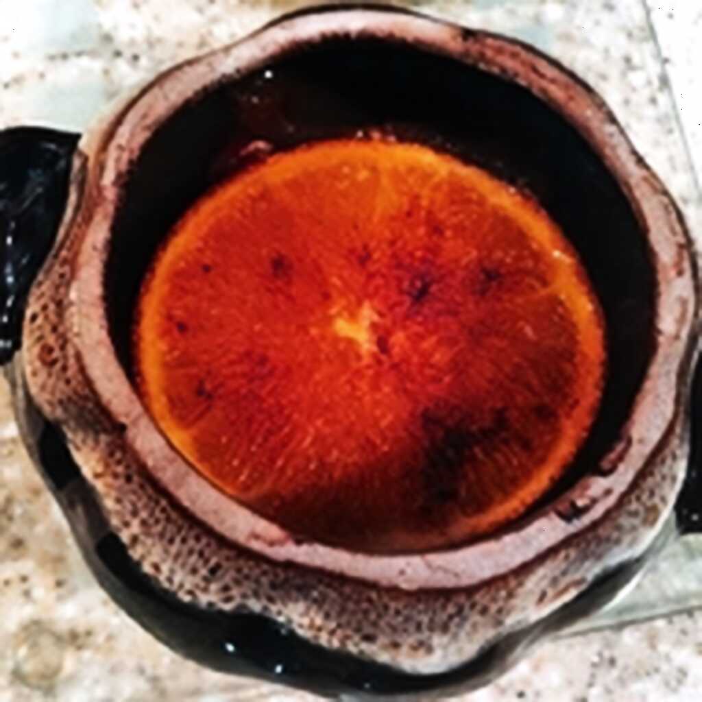 Kalbfleisch mit rotem Paprika und Orangen in einem Topf