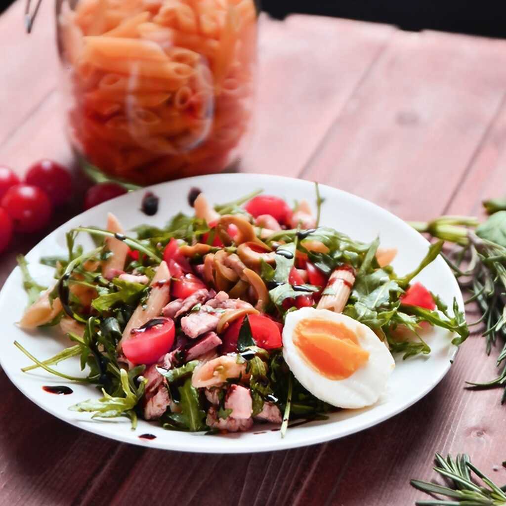 Kalter Salat mit Penne-Nudeln und Huhn
