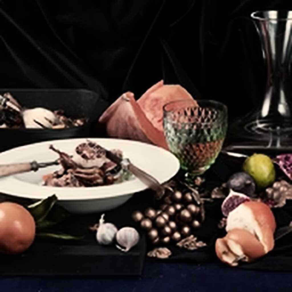 Kaninchen mit Wachteln, Kürbis und Pfirsichen