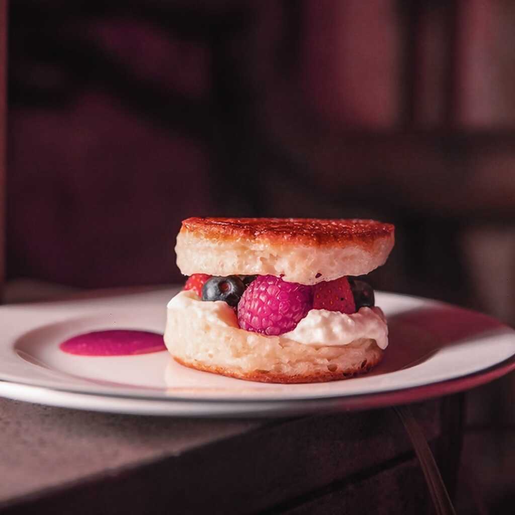 Knusprige Pfannkuchenkuchen mit Beeren und weißer Schokolade