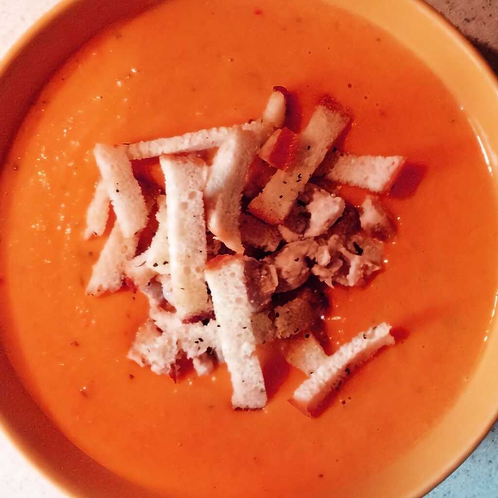Kürbiscremesuppe mit Huhn und Croutons