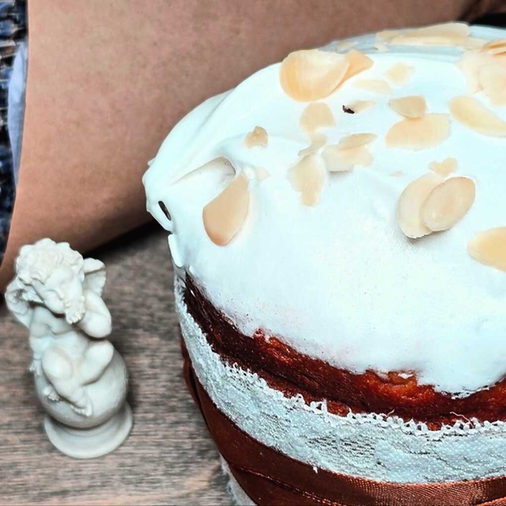 Kulich mit Sultaninen und Mandelblättern