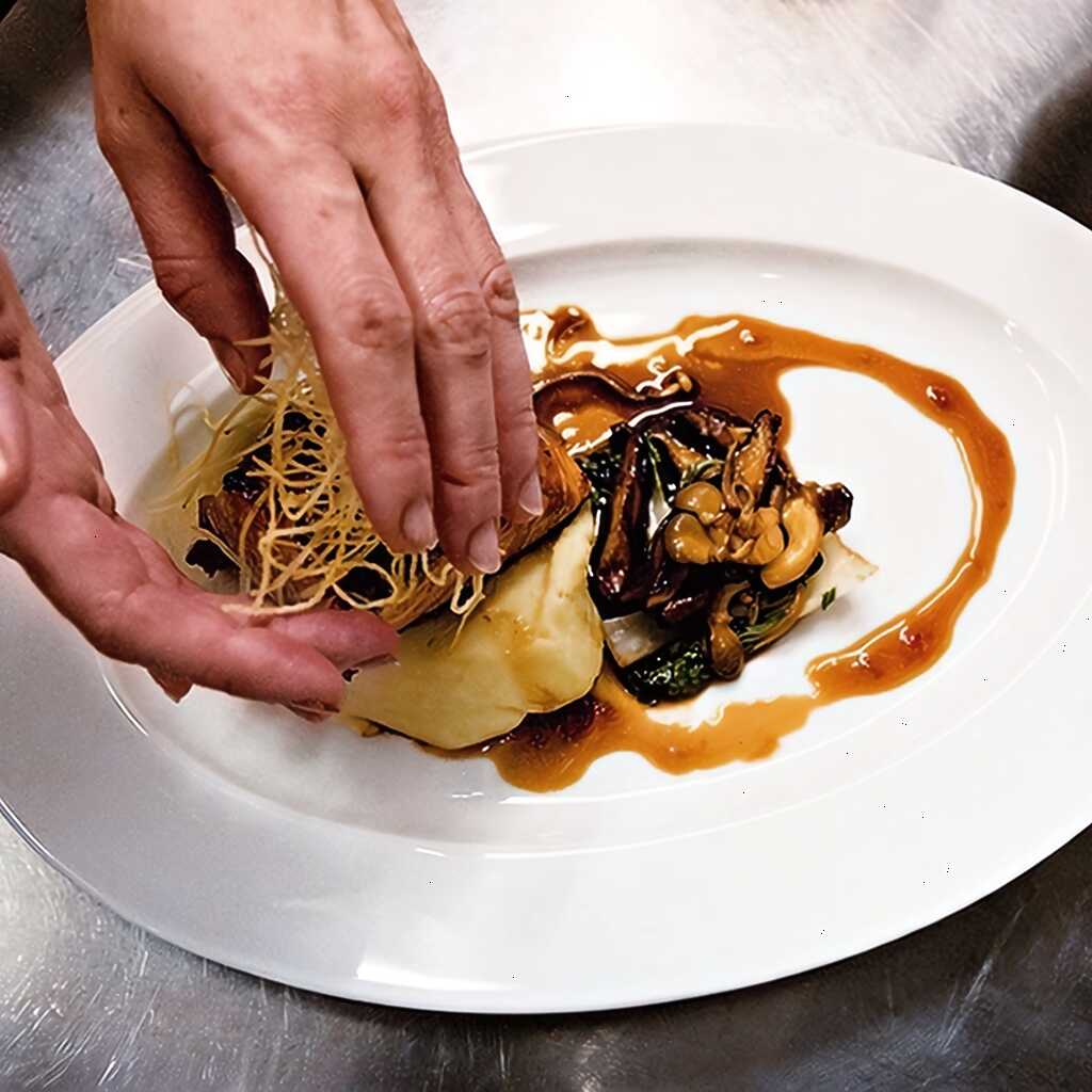 Lachs auf Wasabi-Püree mit Ingwersauce, Pilzen und Bok Choy-Blättern